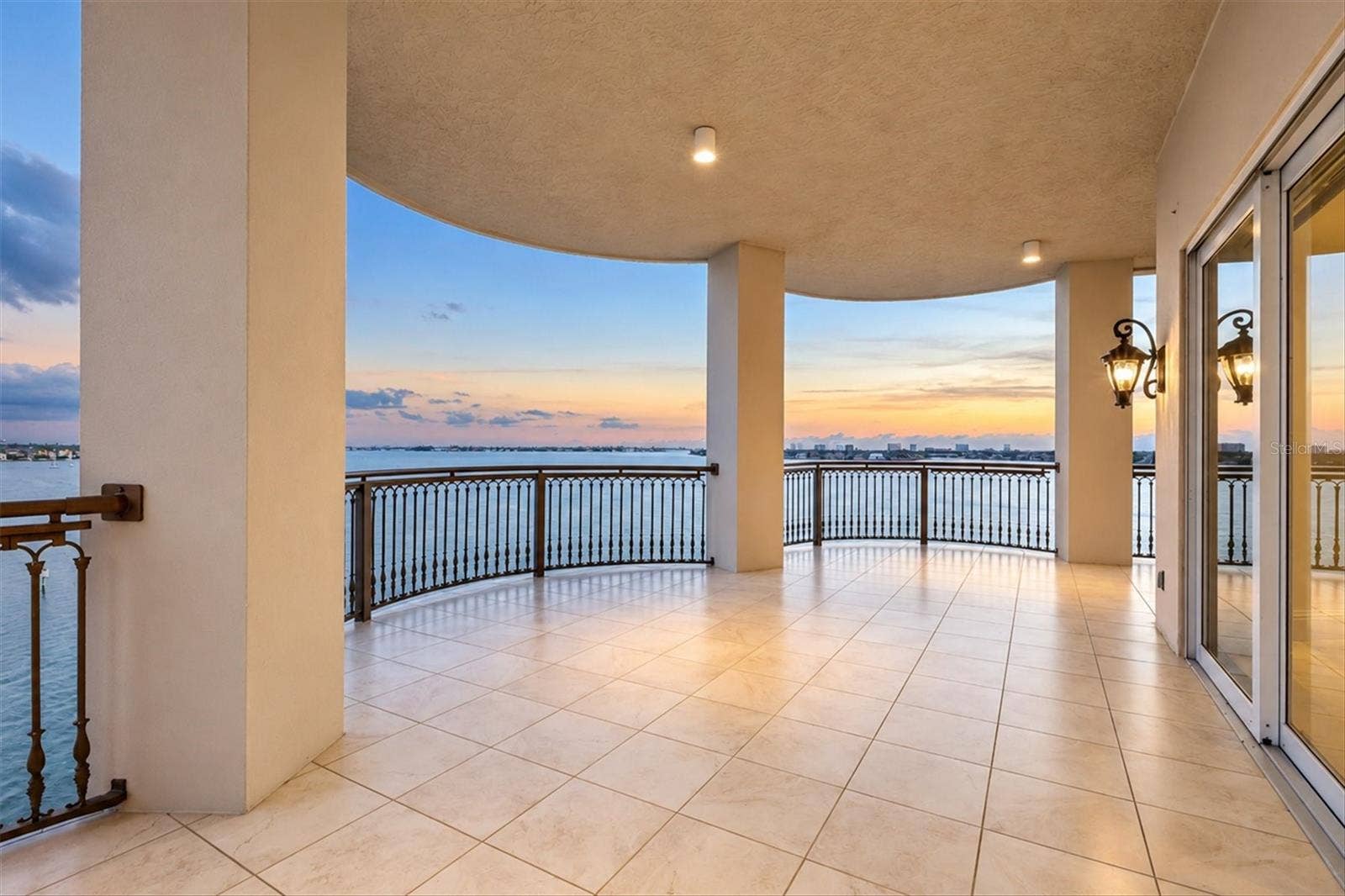 420 GOLDEN GATE POINT, #700, Sarasota, FL 34236 420 GOLDEN GATE POINT, #700, Sarasota, FL 34236