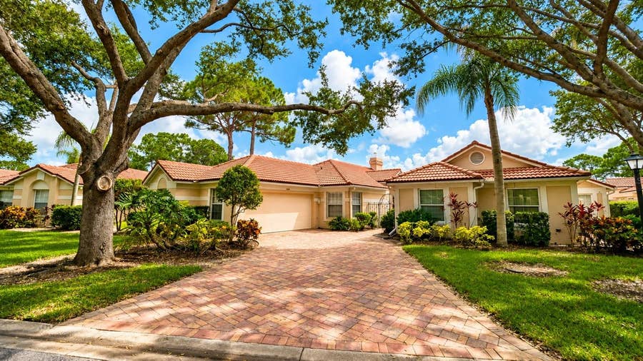 Property photo for 4096 LYNDHURST COURT, Sarasota, FL