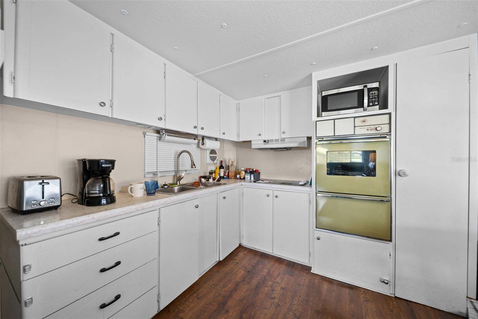 136 LAKEVIEW DR. DRIVE, Palmetto, FL 34221 136 LAKEVIEW DR. DRIVE, Palmetto, FL 34221