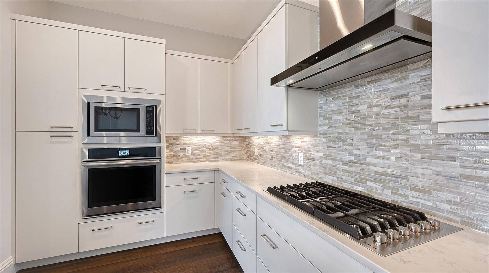 Gas cooktop with vented hood and bullt in oven  with microwave