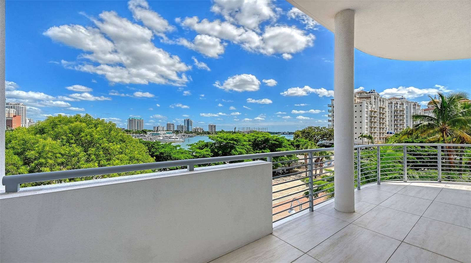 Large wrap around front lanai