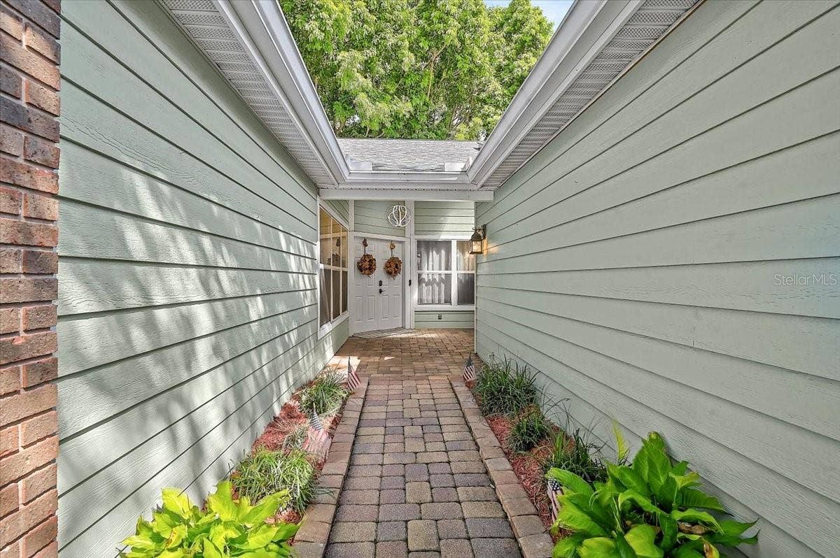 7739 33RD LANE E, Sarasota, FL 34243 Entry