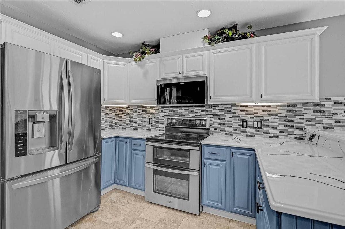 7739 33RD LANE E, Sarasota, FL 34243 Kitchen
