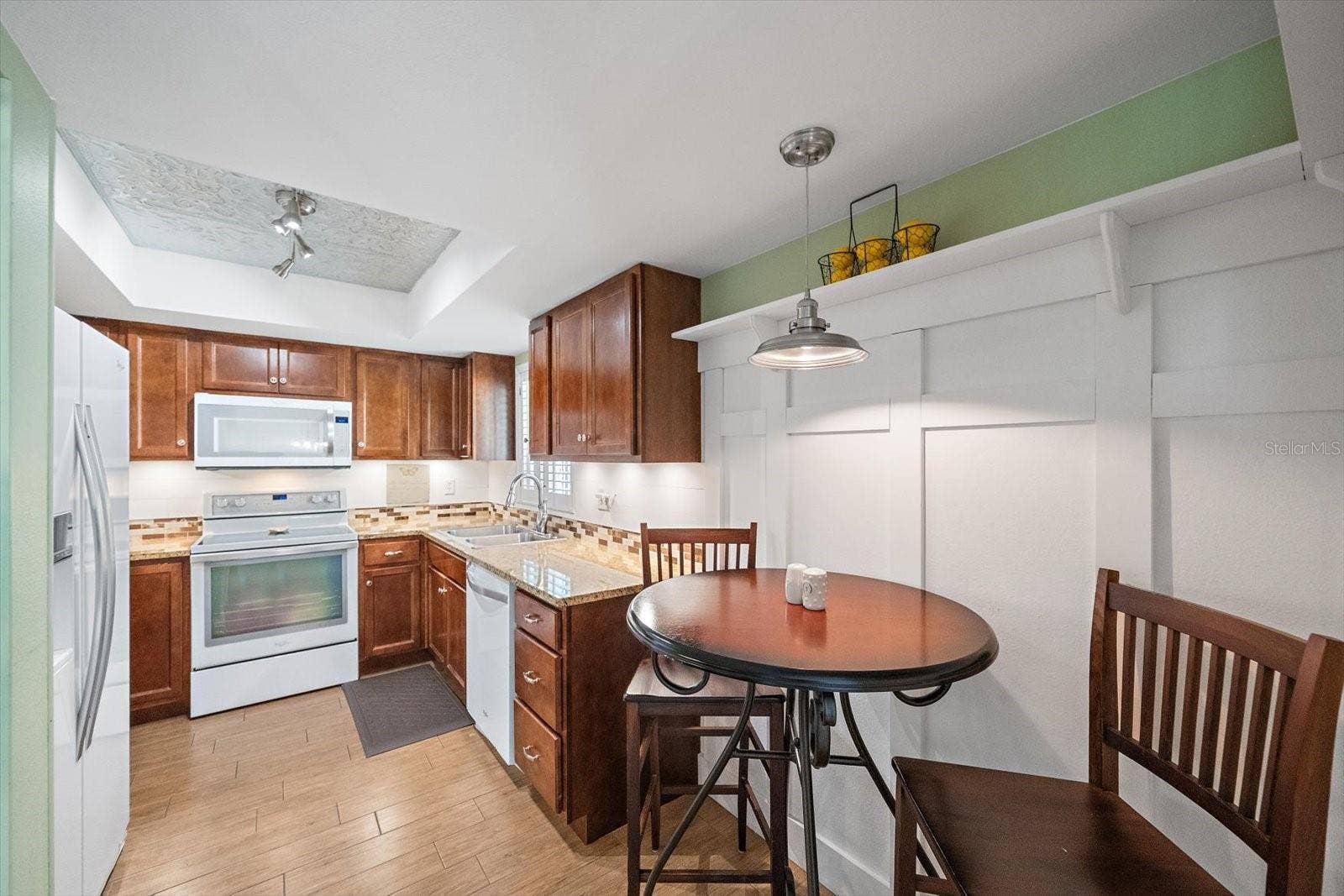 1205 56TH STREET W, Bradenton, FL 34209 Eat in kitchen