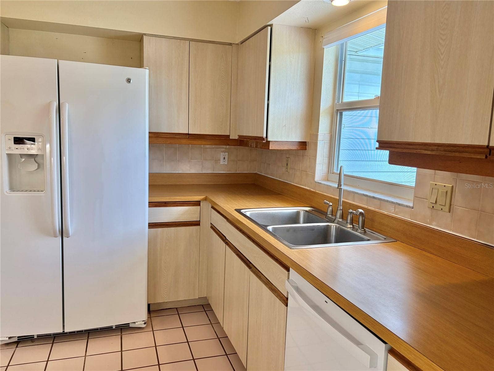 Nice White appliances in Kitchen
