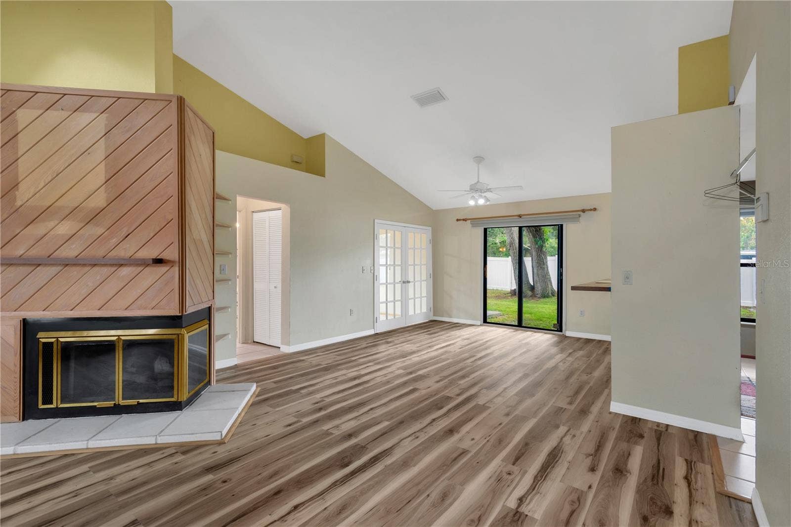 5546 34TH COURT E, Bradenton, FL 34203 Light and Airy Dining Area with pass-through bar to Kitchen and open to Living Room with Sliding Doors out to backyard.