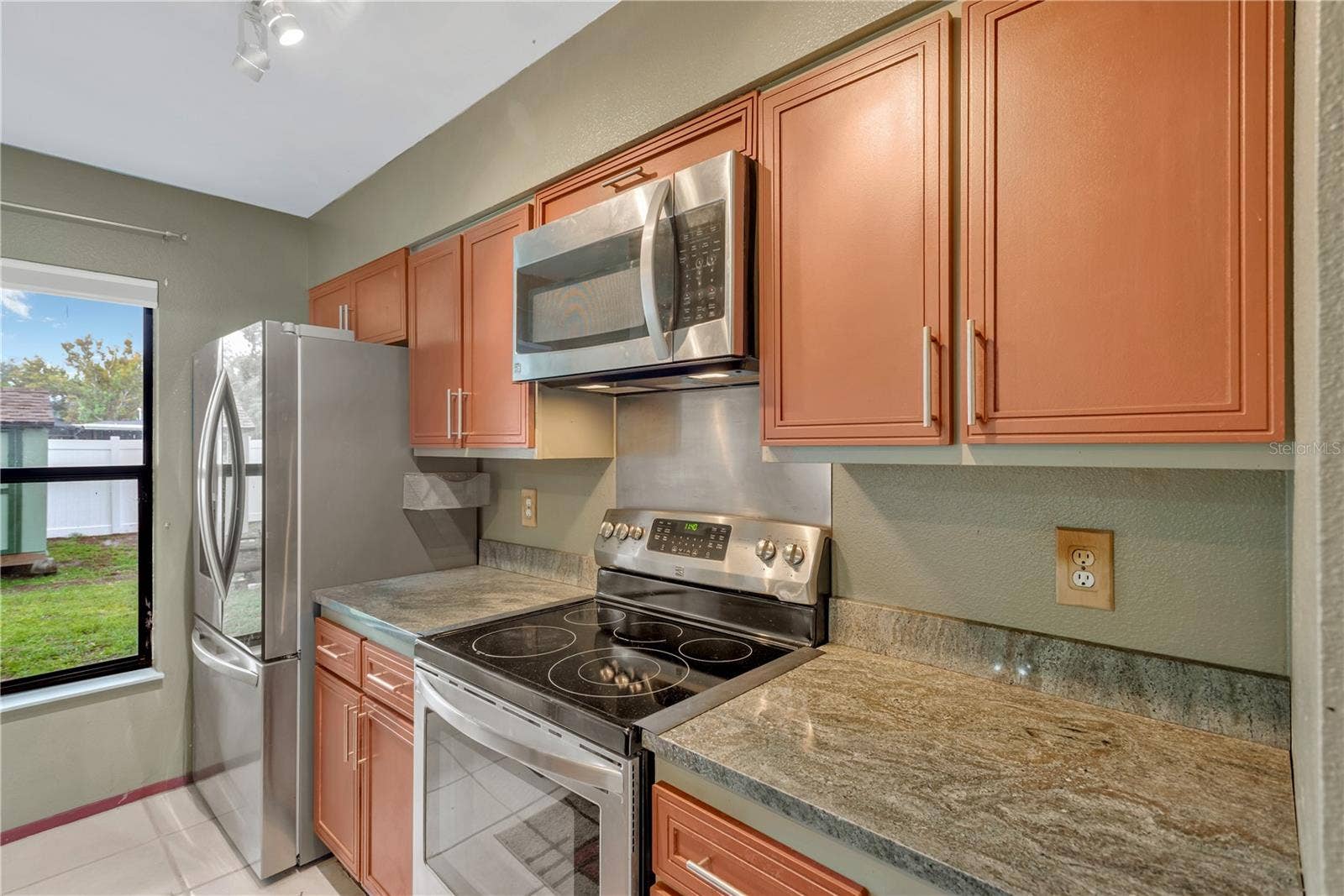 5546 34TH COURT E, Bradenton, FL 34203 Kitchen with Stainless Steel Appliances, Ceramic Tile flooring and Granite countertops