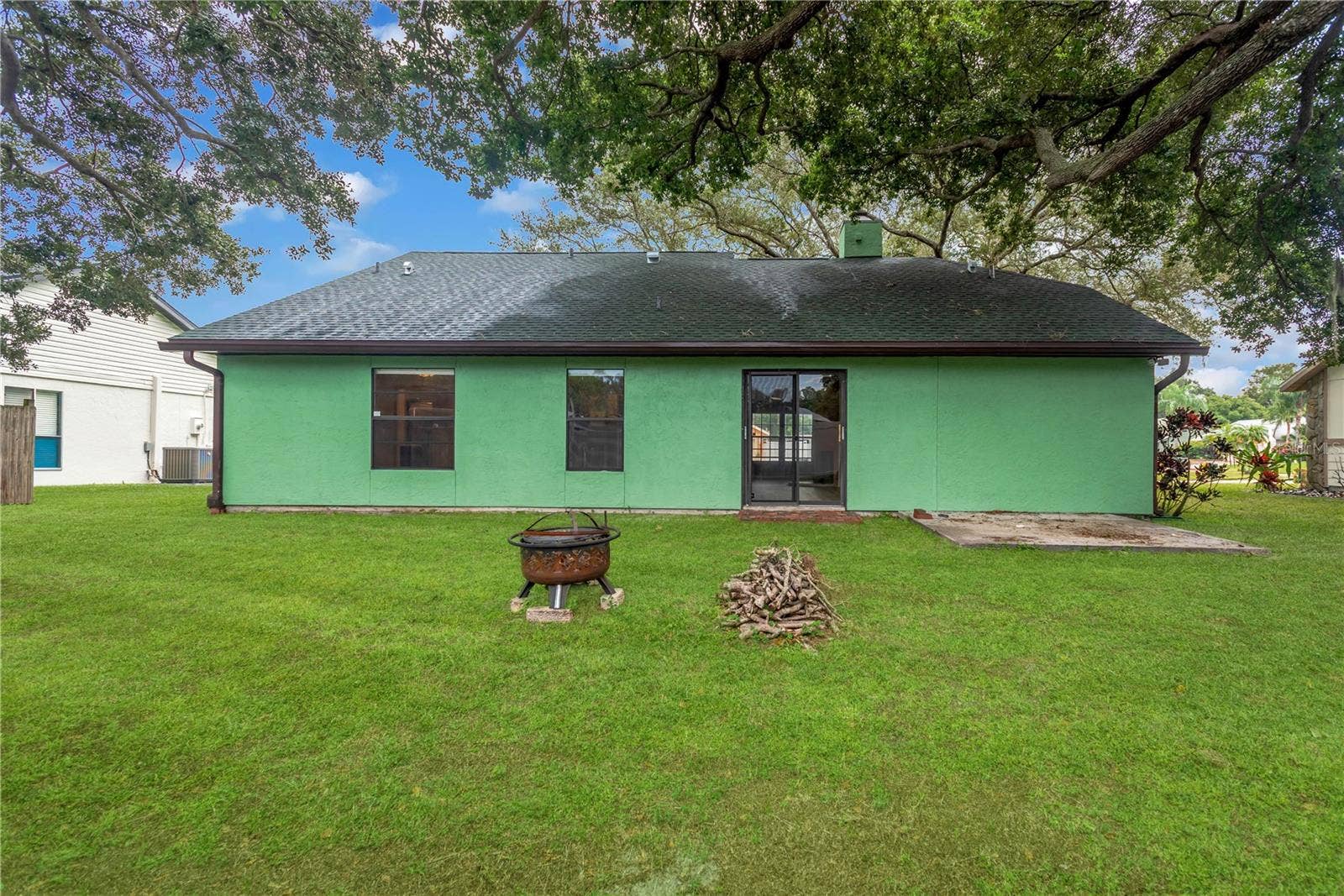 5546 34TH COURT E, Bradenton, FL 34203 Level Backyard with firepit, ready for those cool Fall and Winter evenings