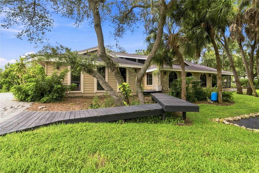 Property photo for 902 DRAKESWOOD COURT, Sarasota, FL
