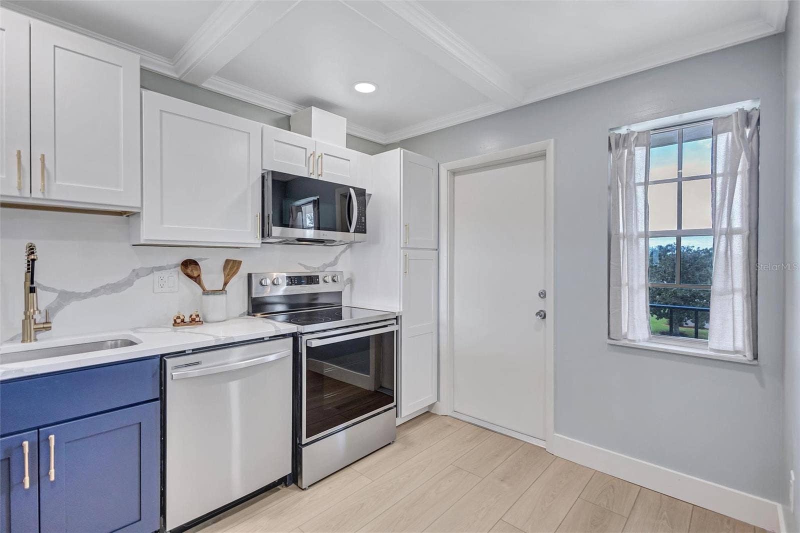 7461 W COUNTRY CLUB DRIVE N, #408, Sarasota, FL 34243