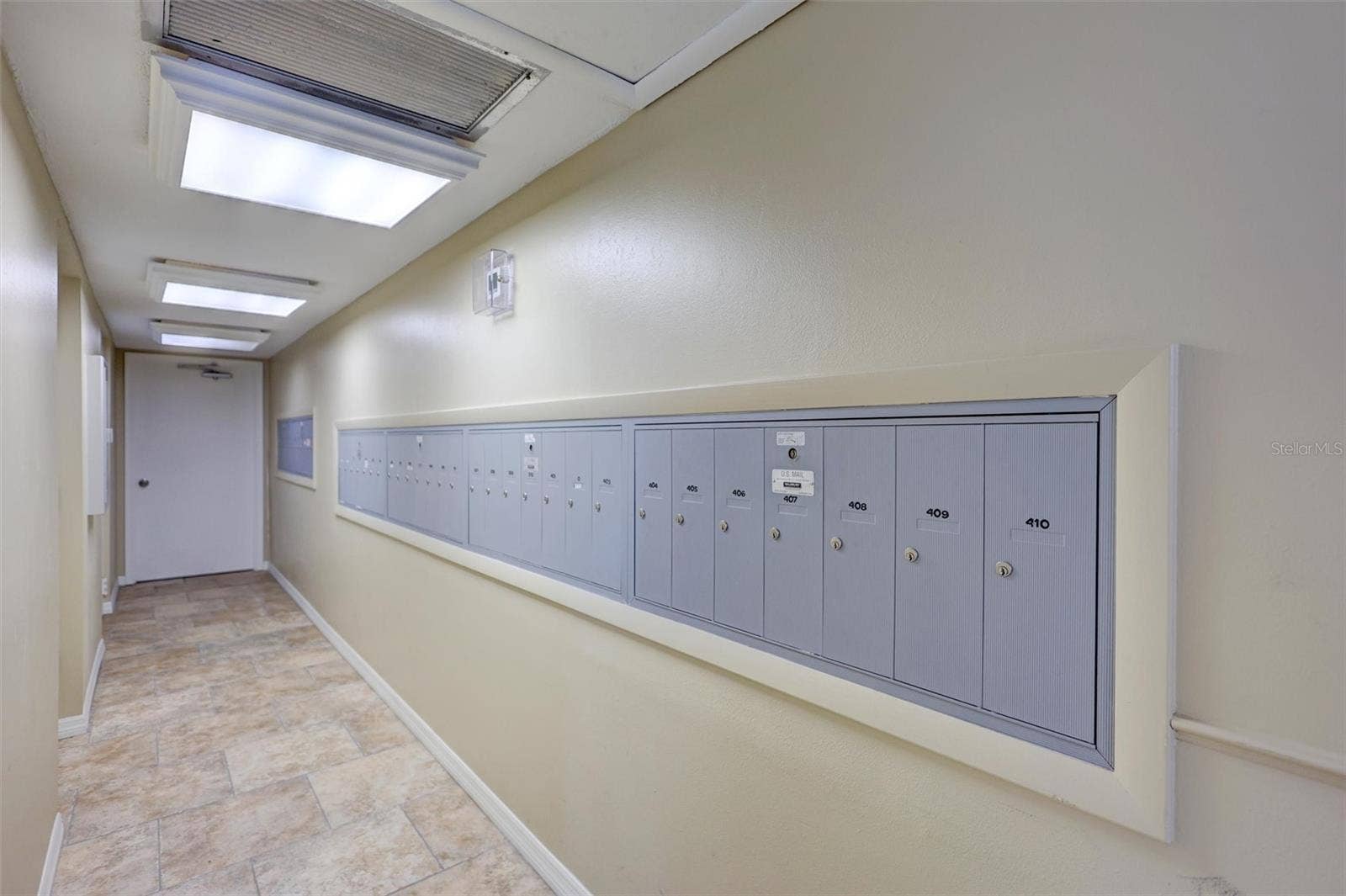 7461 W COUNTRY CLUB DRIVE N, #408, Sarasota, FL 34243