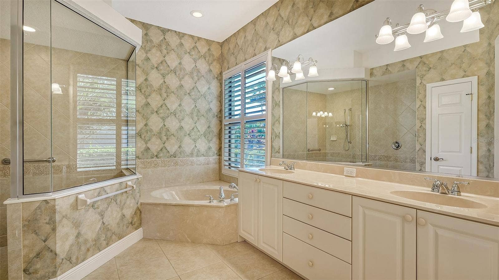 13978 SIENA LOOP, Lakewood Ranch, FL 34202 master bathroom with double vanities, soaking tub and walk in shower
