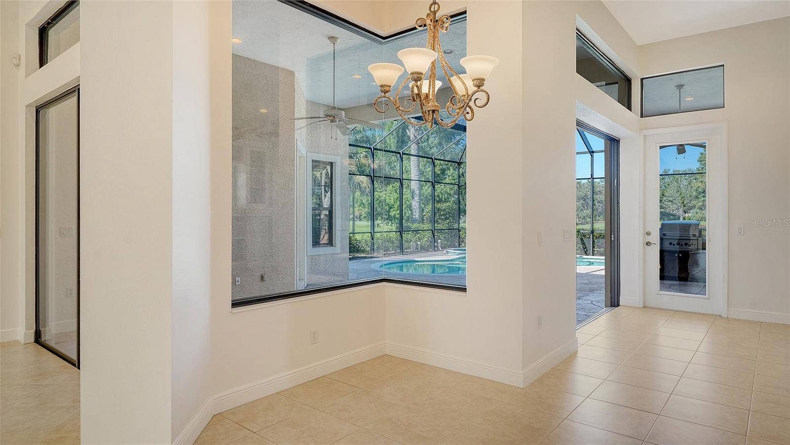 13978 SIENA LOOP, Lakewood Ranch, FL 34202 Large aquarium window in breakfast nook