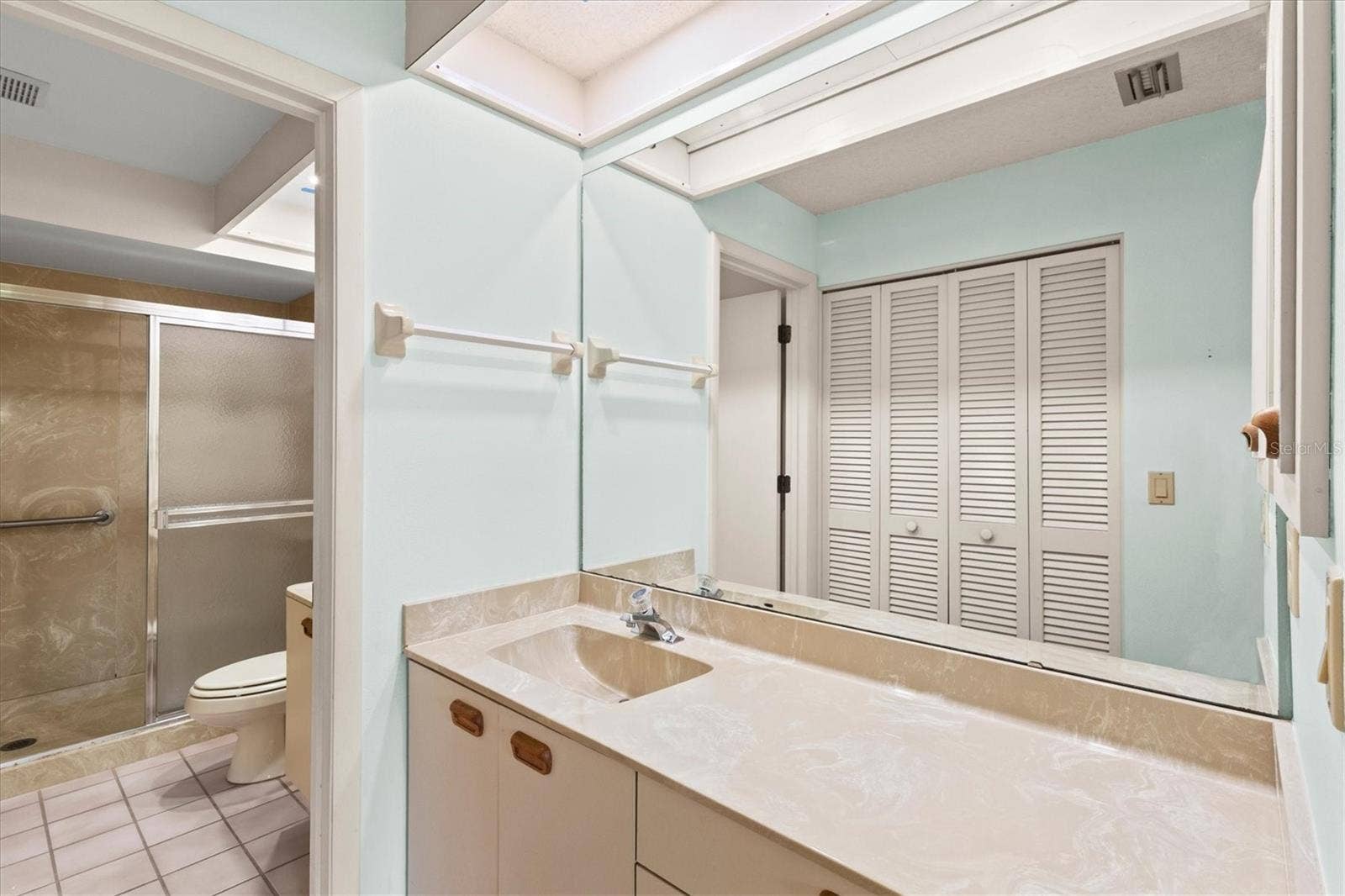 3118 WINDRUSH BOURNE, #8, Sarasota, FL 34235 Primary ensuite bathroom