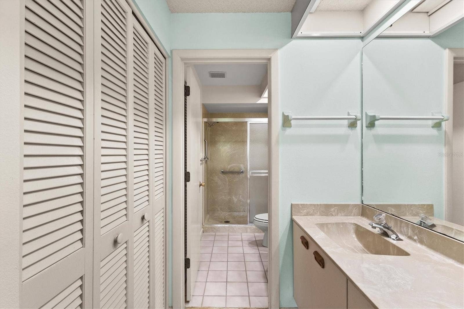 3118 WINDRUSH BOURNE, #8, Sarasota, FL 34235 Primary ensuite bathroom