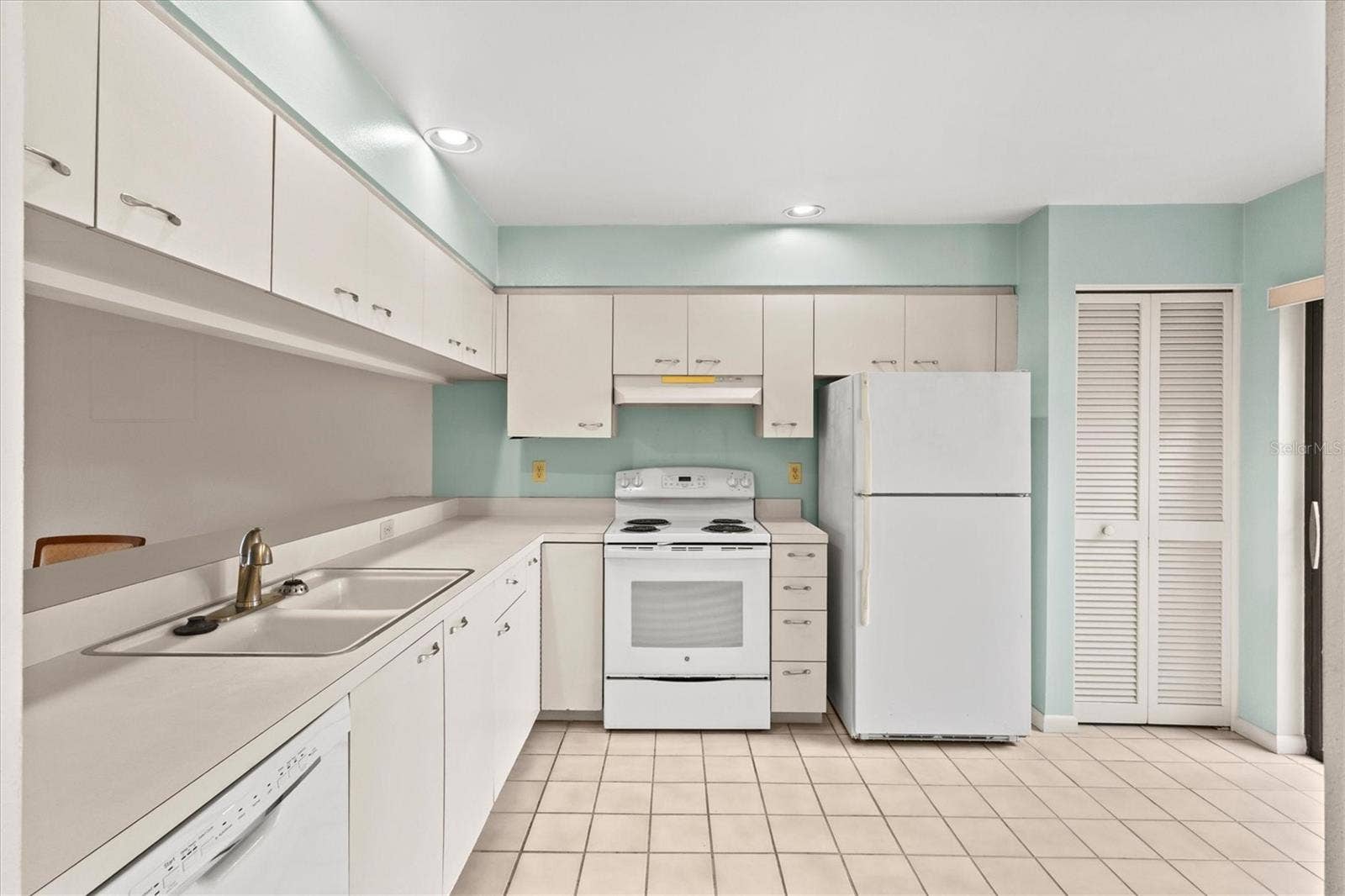3118 WINDRUSH BOURNE, #8, Sarasota, FL 34235 kitchen