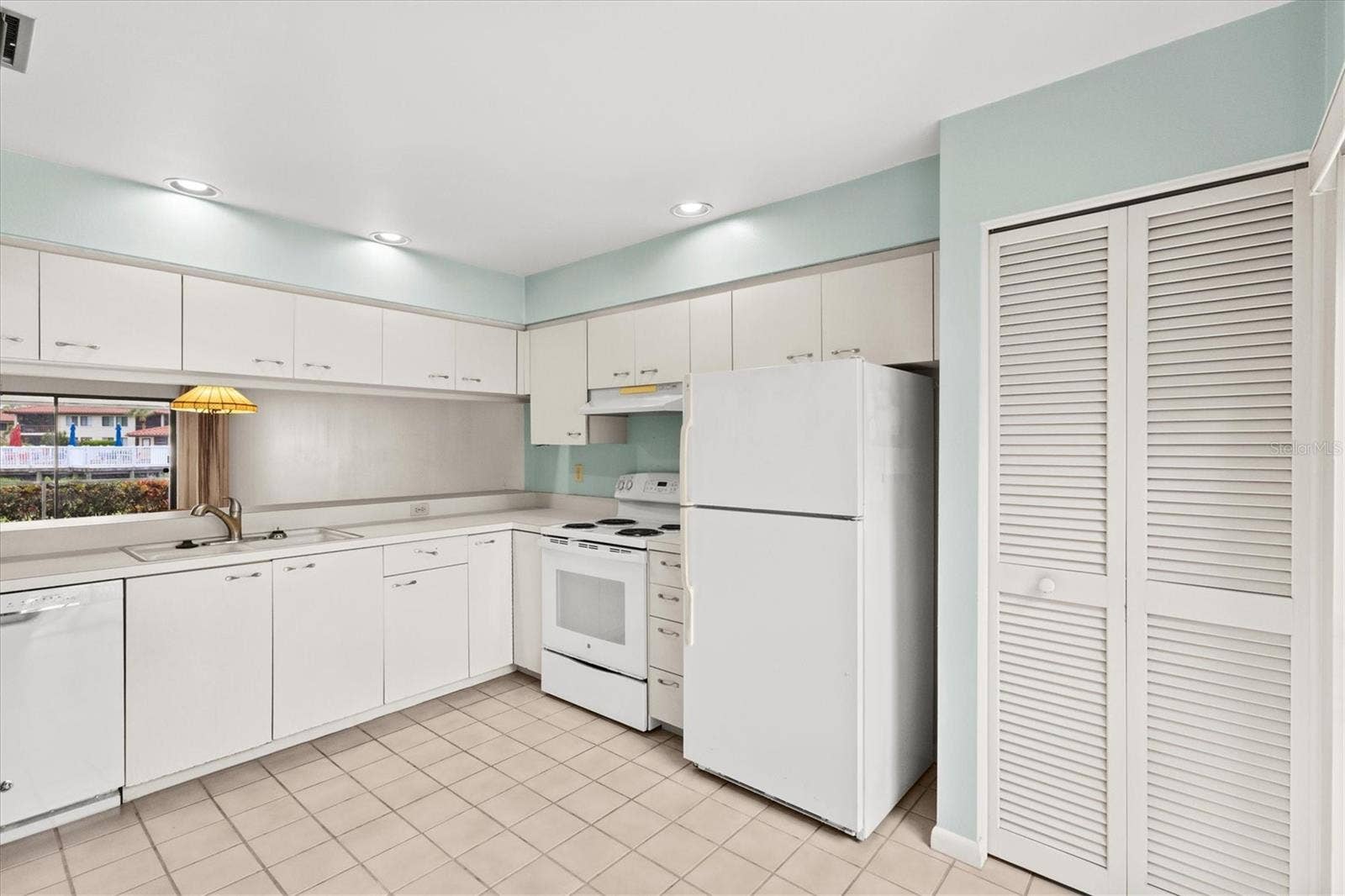 3118 WINDRUSH BOURNE, #8, Sarasota, FL 34235 kitchen