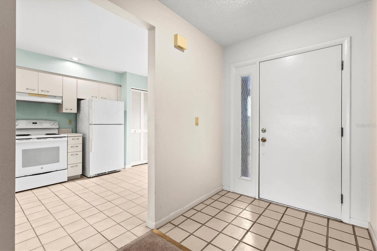 3118 WINDRUSH BOURNE, #8, Sarasota, FL 34235 Foyer/kitchen