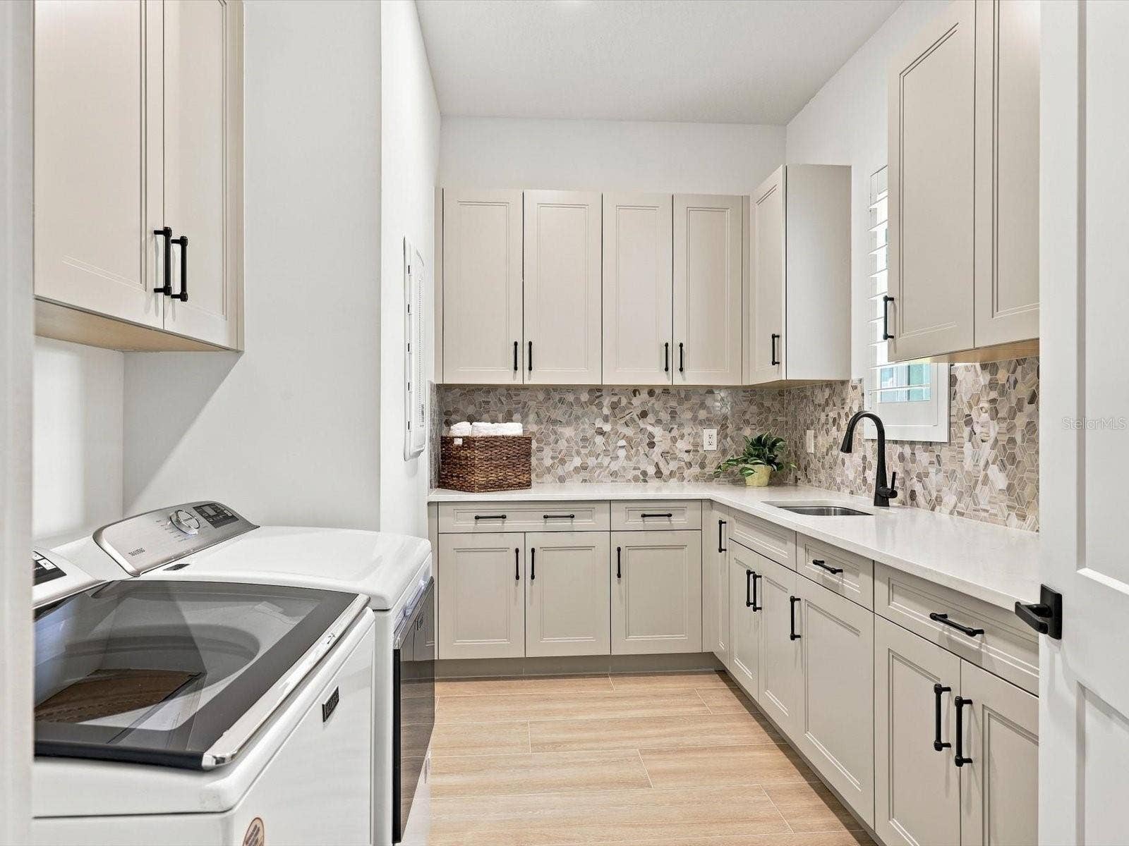 532 BLUE SHELL LOOP, Sarasota, FL 34240 Laundry room