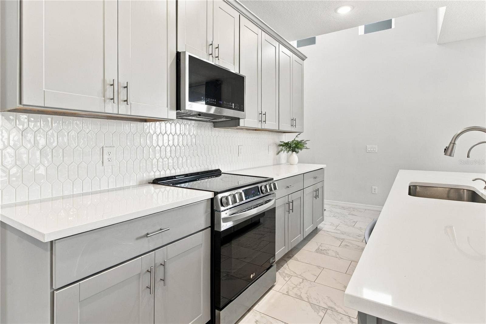 5706 MEZZANA RUN, Palmetto, FL 34221 Kitchen w/Quartz Countertops