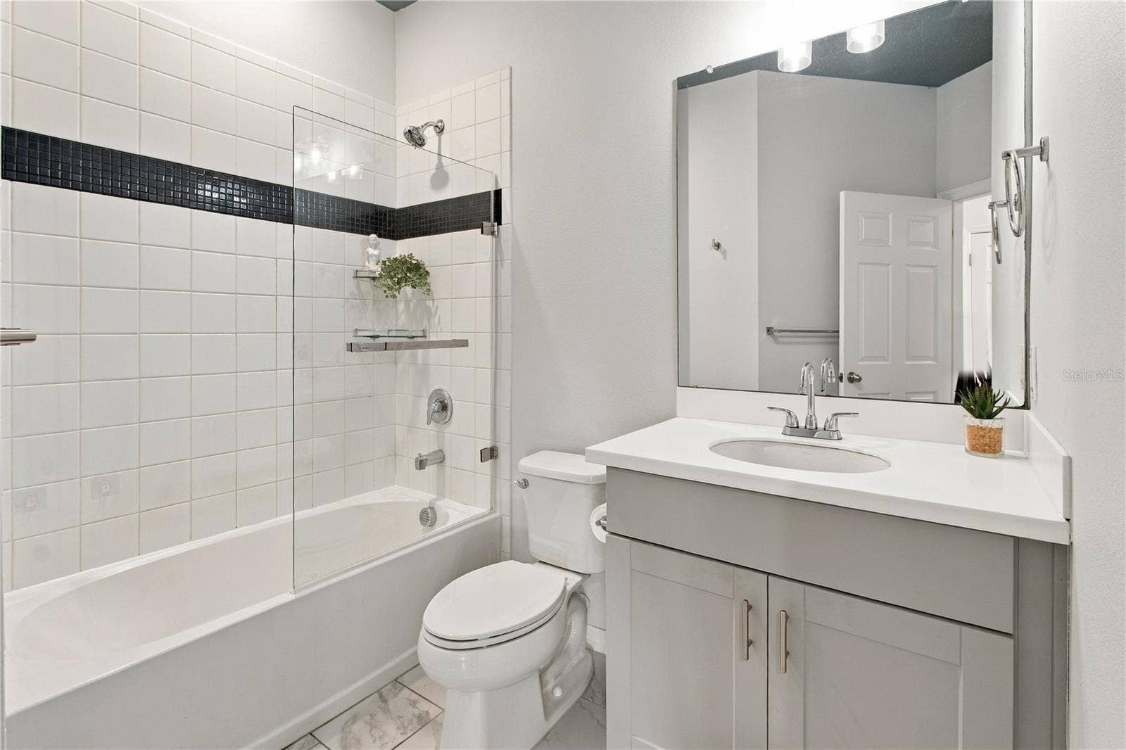 5706 MEZZANA RUN, Palmetto, FL 34221 Full Guest Bath w/Tub Shower