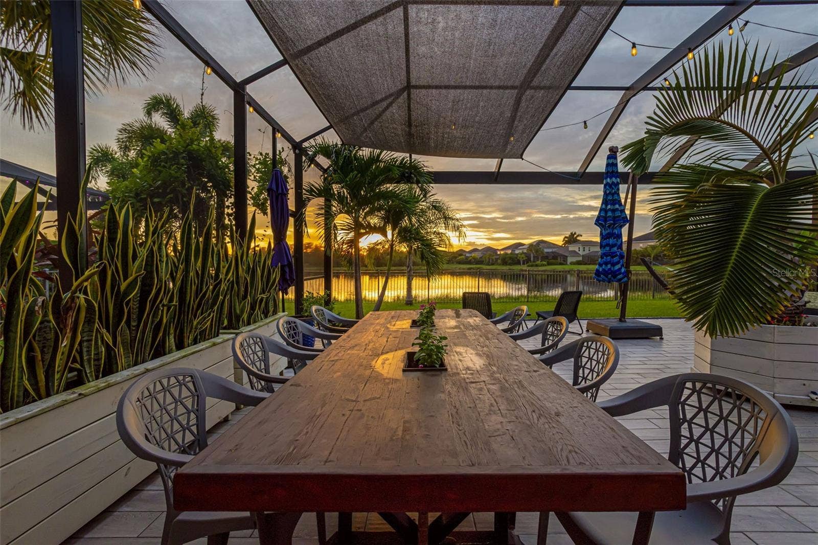 Make every evening special with dinner and stunning sunset views.