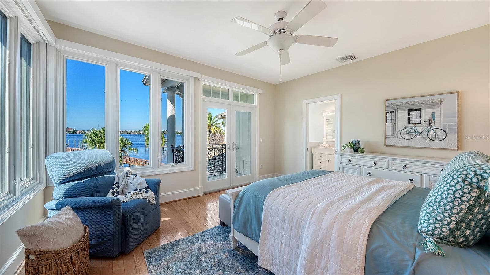 2115 LYCHEE LANE, Nokomis, FL 34275 second floor guest room with en suite bathroom