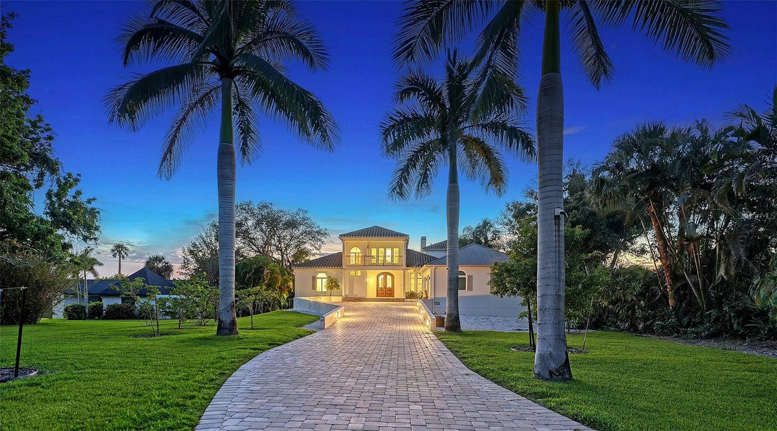 2115 LYCHEE LANE, Nokomis, FL 34275 Long private paved driveway