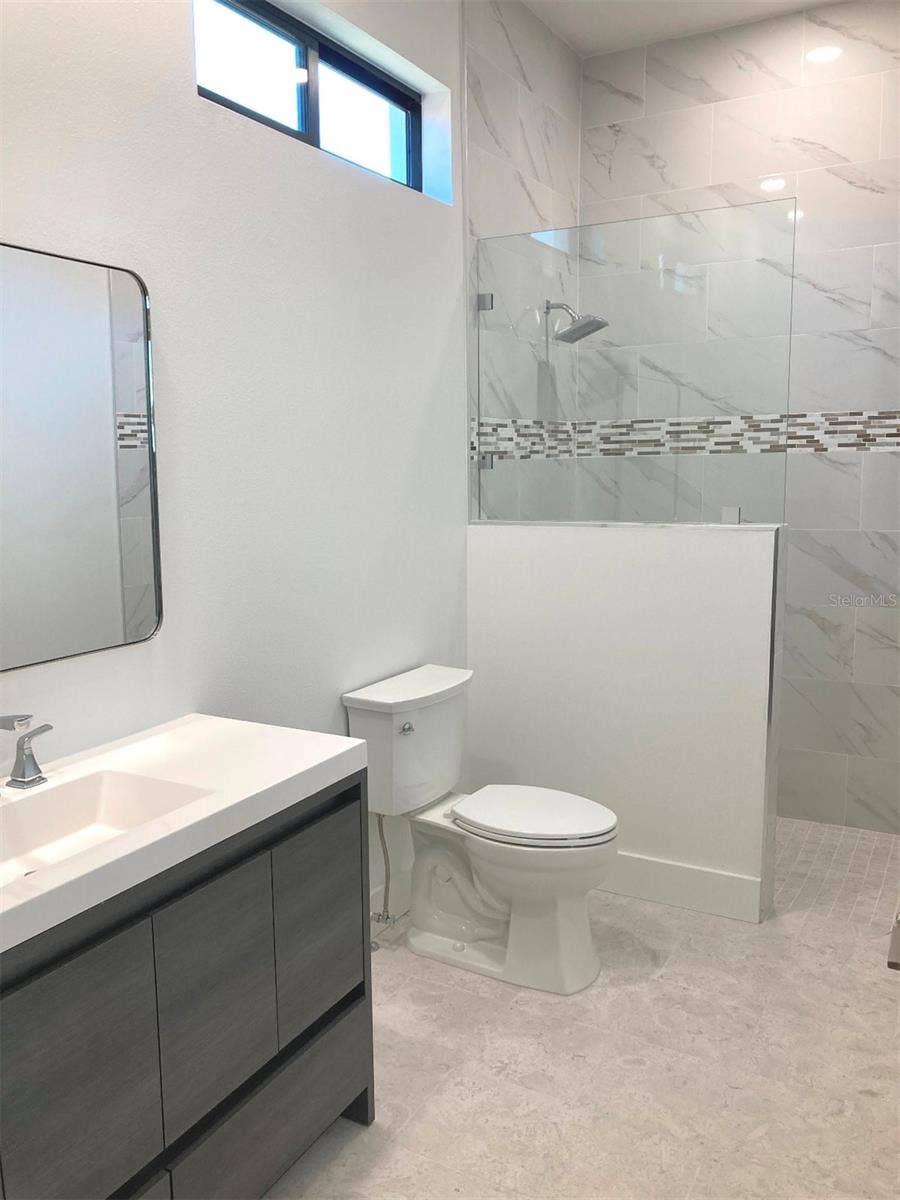 2110 MICHELE DRIVE, Sarasota, FL 34231 Guest Suite Bath