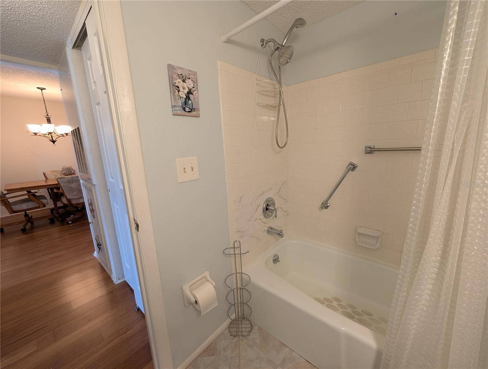 Guest bathroom w/tub & shower.