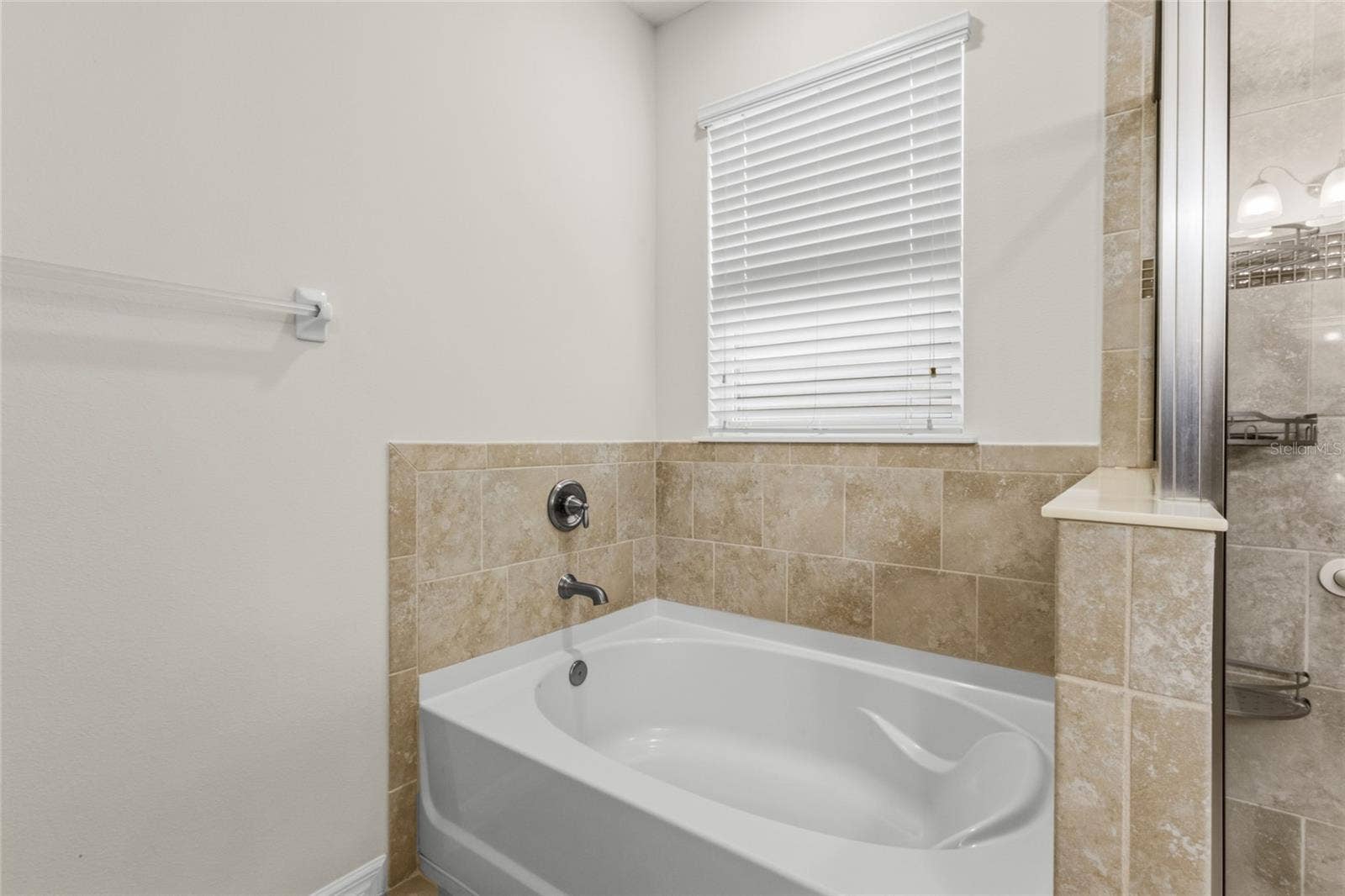 2924 ORIOLE DRIVE, Sarasota, FL 34243 Tub in primary bathroom
