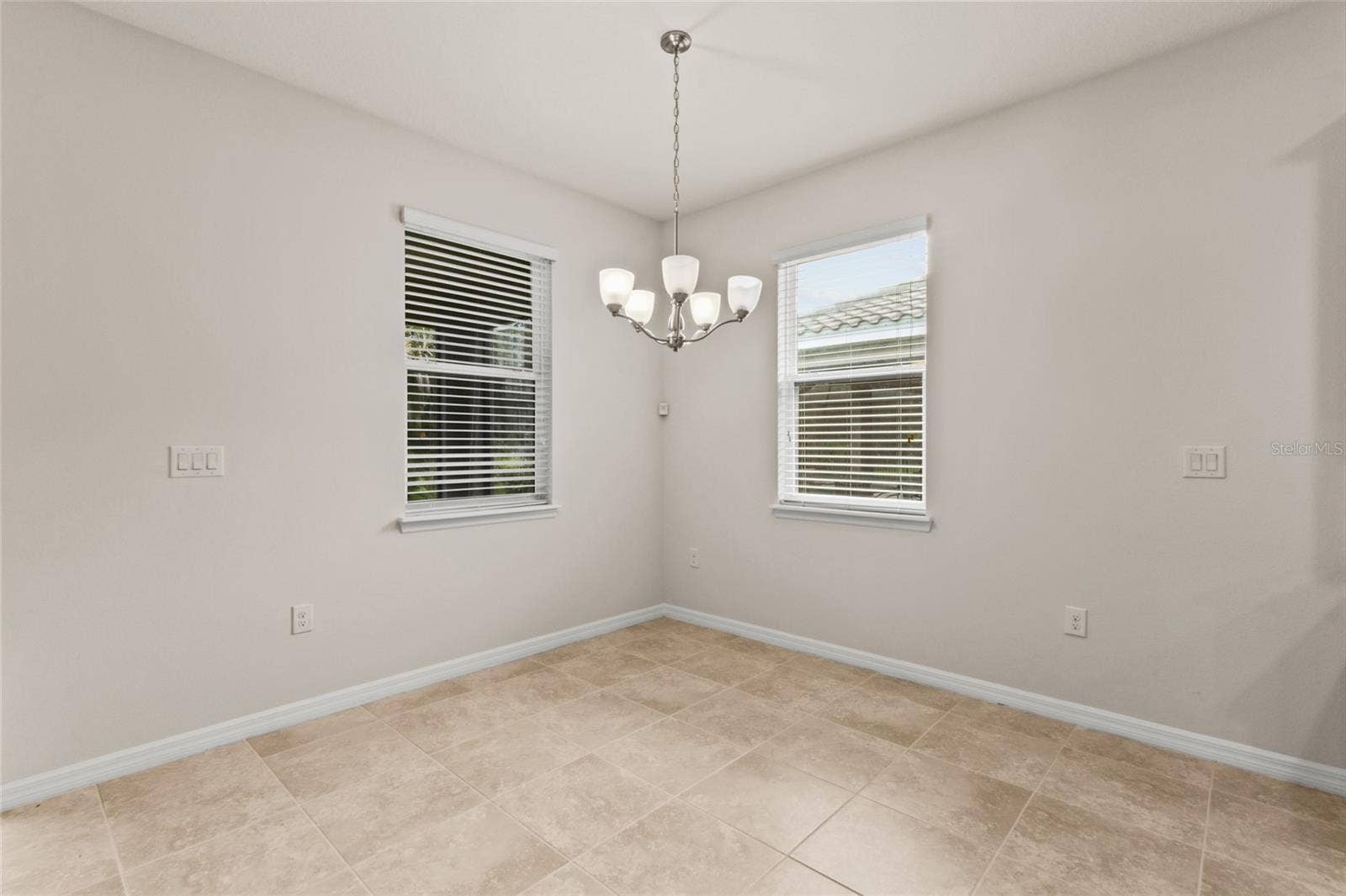 2924 ORIOLE DRIVE, Sarasota, FL 34243 Eating area just off the kitchen