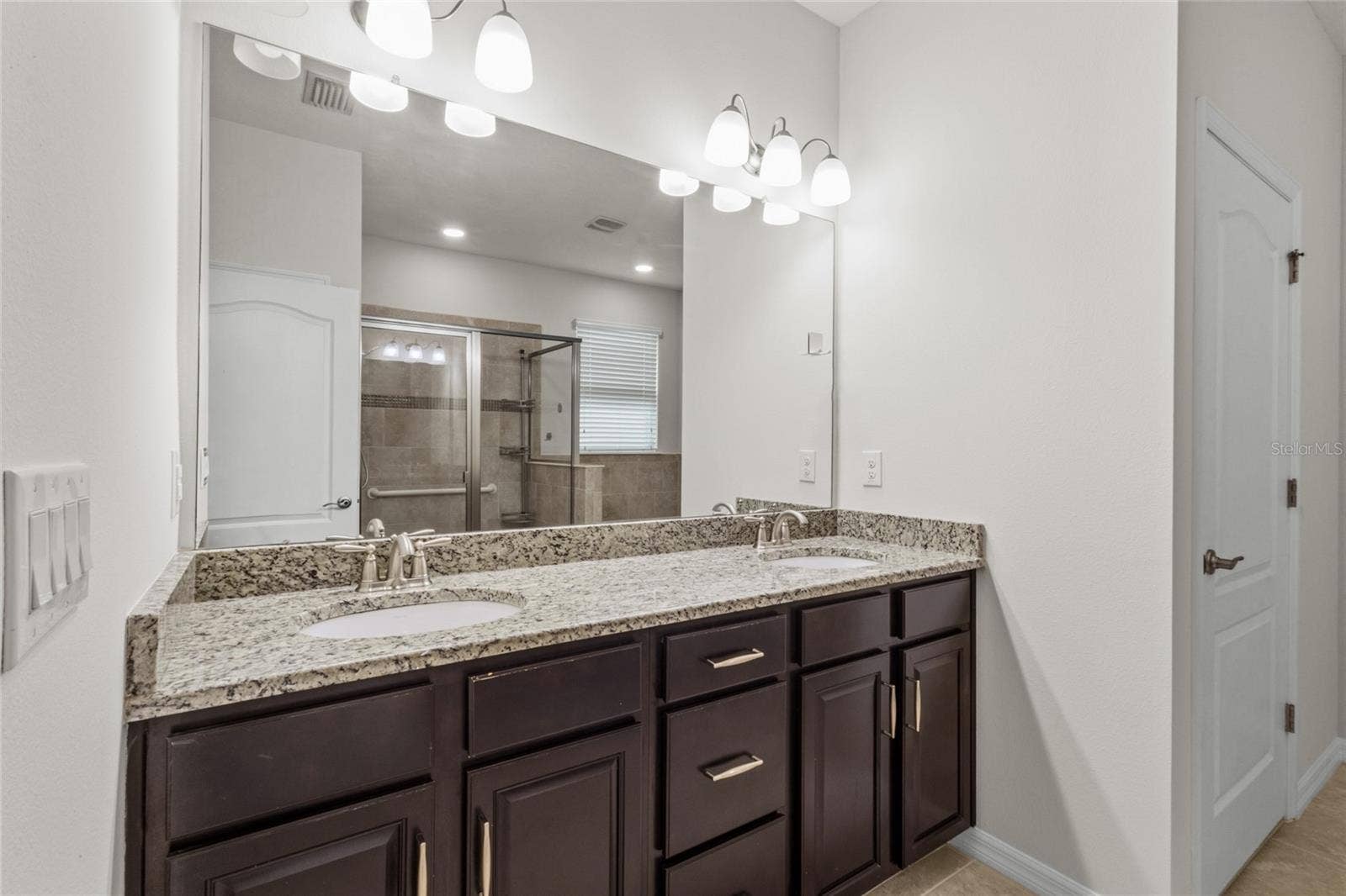 2924 ORIOLE DRIVE, Sarasota, FL 34243 Dual sinks in primary bathroom