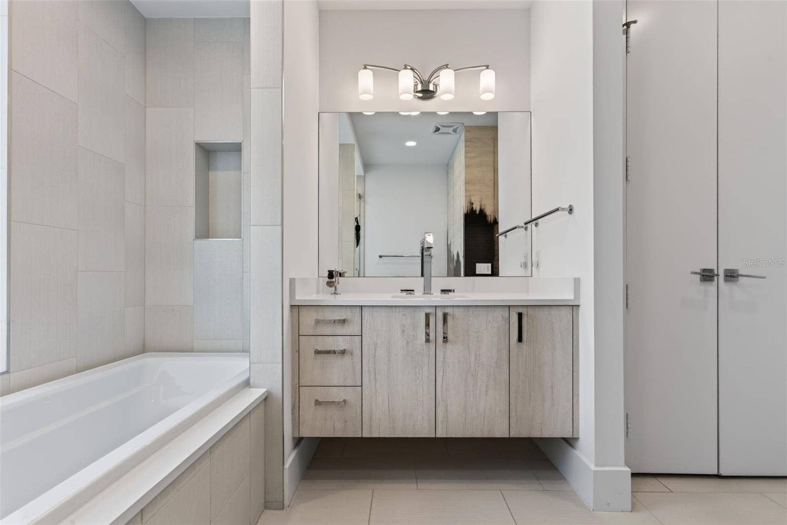 "His" Bath. Primary Ensuite