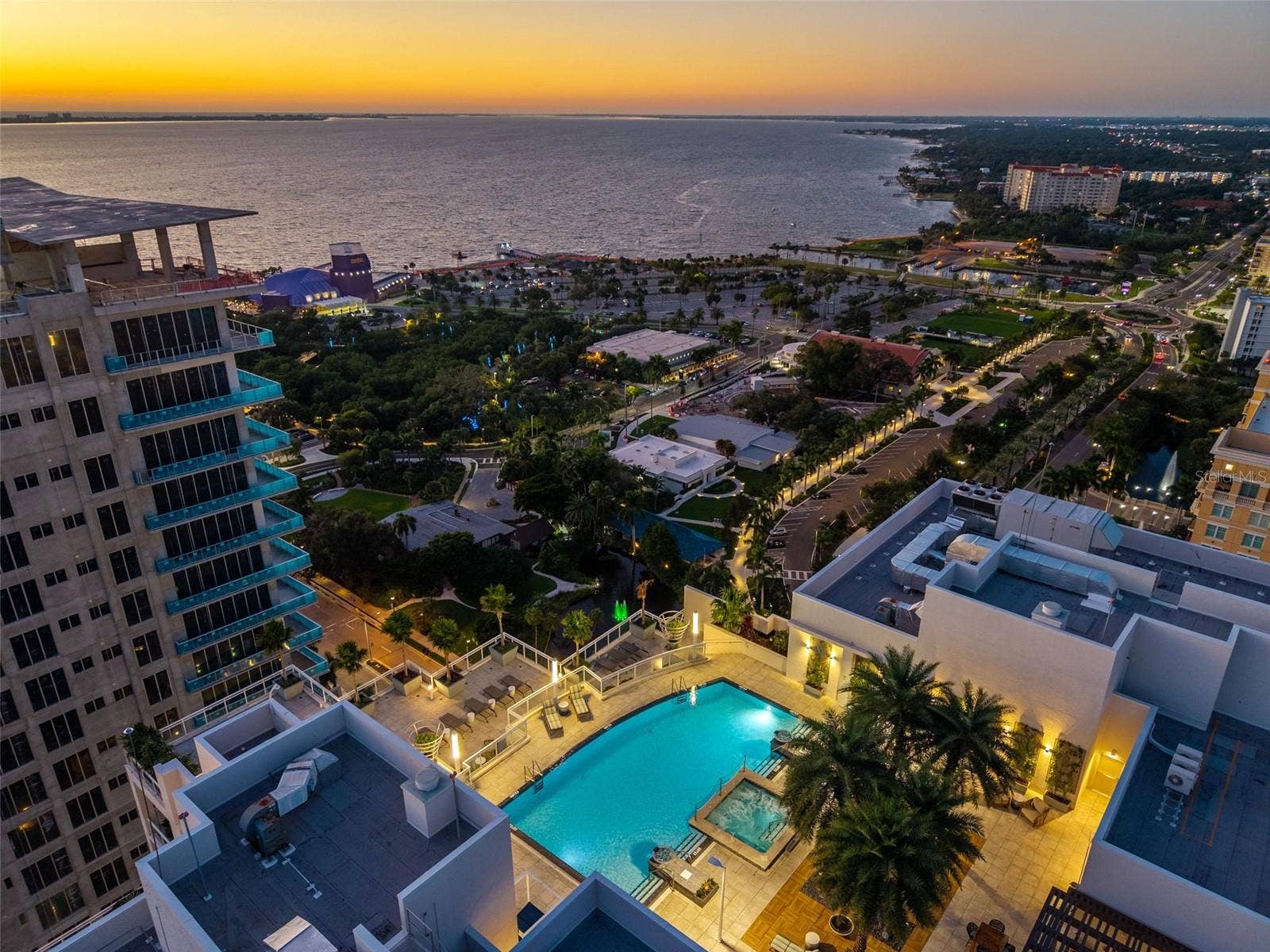 Roof Top Pool and Grilling Pavillion
