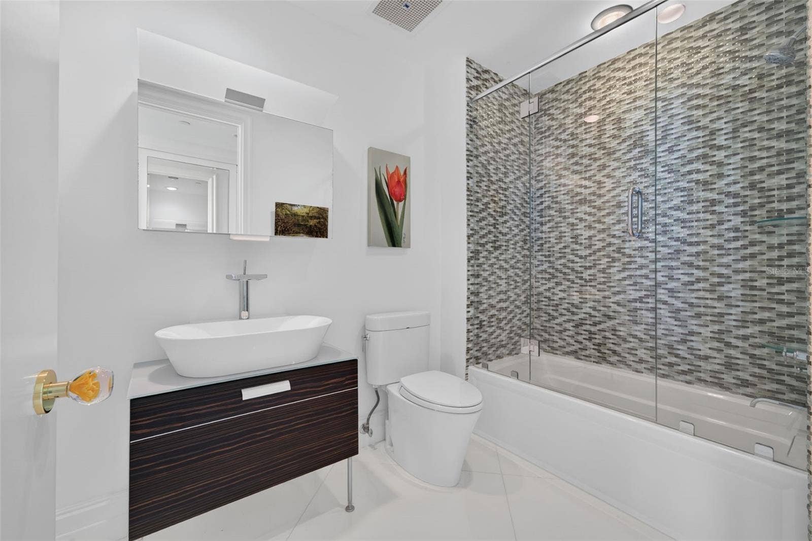 1281 GULF OF MEXICO DRIVE DRIVE, #707, Longboat Key, FL 34228 Guest 2 ensuite bathroom