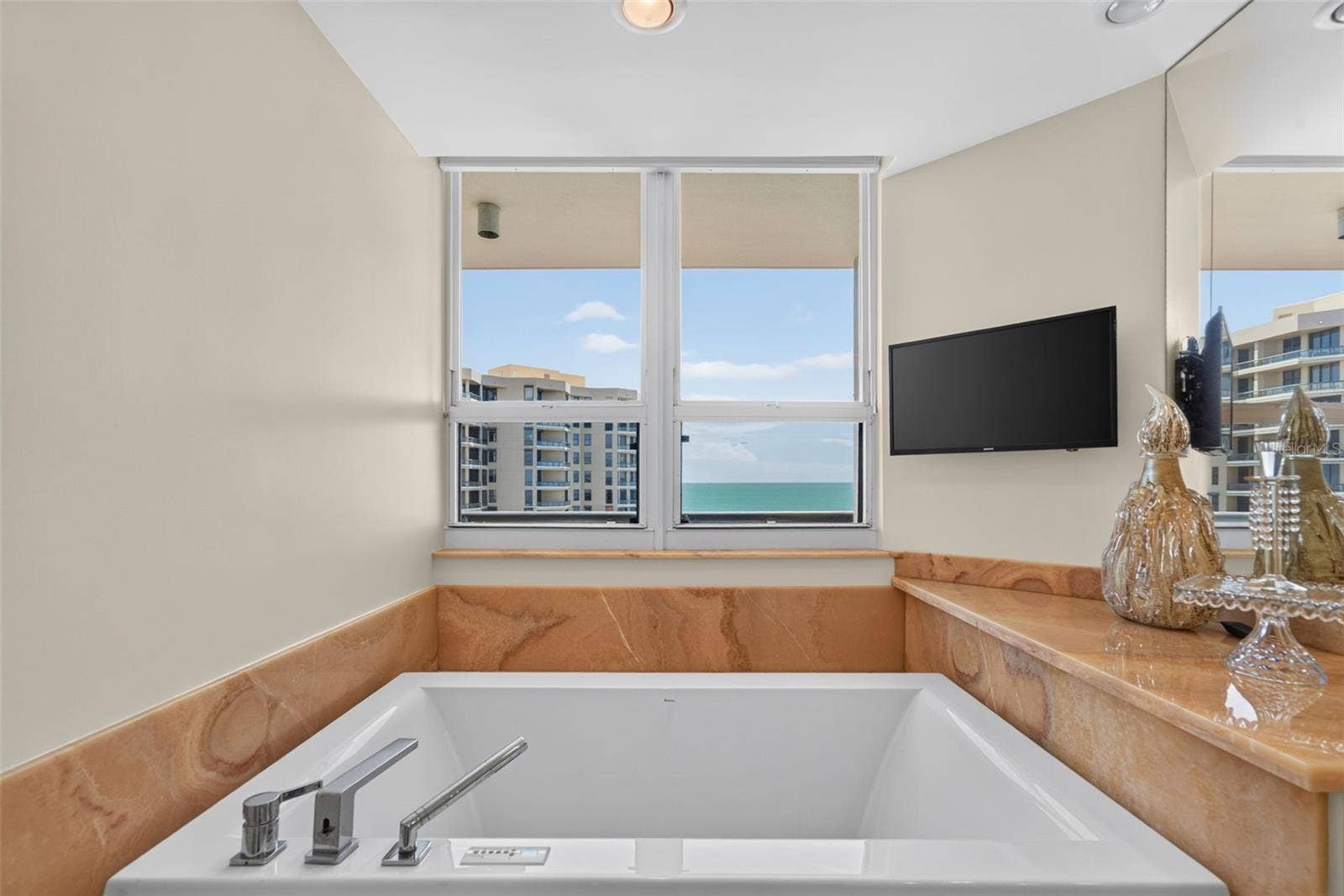 1281 GULF OF MEXICO DRIVE DRIVE, #707, Longboat Key, FL 34228 Soaking tub overlooking the gulf
