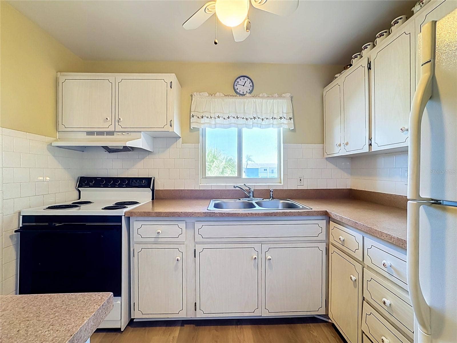 5898 17TH STREET W, #C31, Bradenton, FL 34207 Range, Refrigerator, Microwave Oven, Included