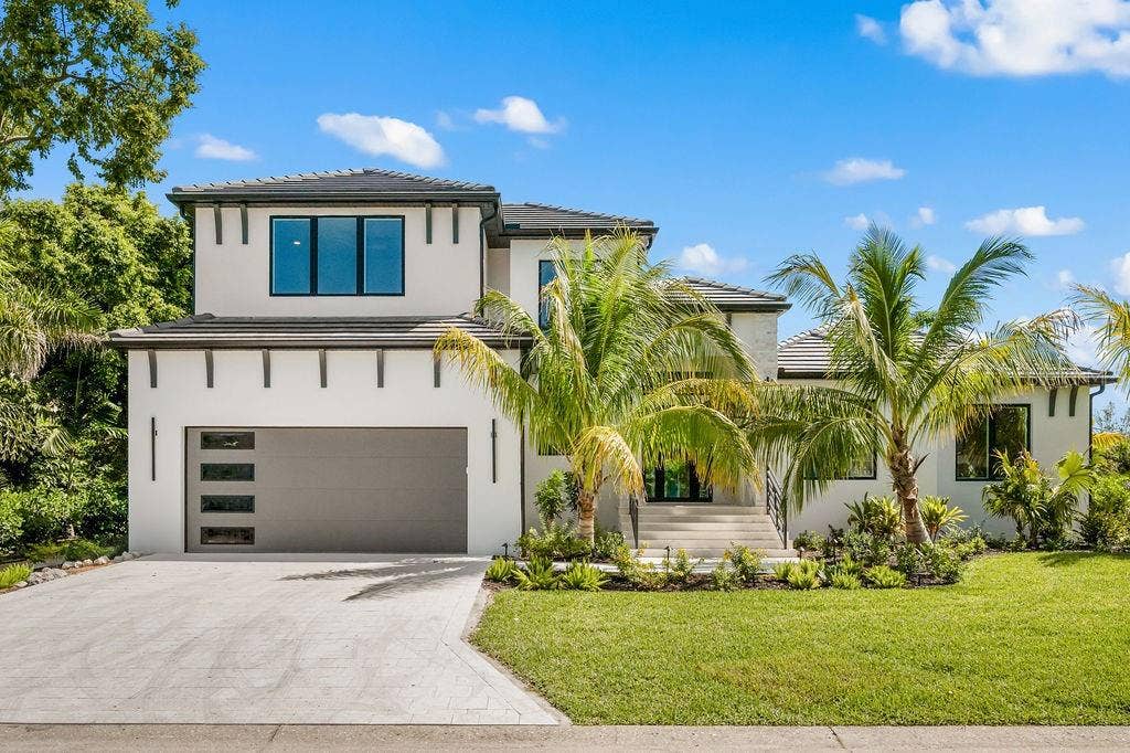 3360 BAYOU SOUND, Longboat Key, FL 34228 Brand-new construction with over 4,000 square feet of refined living space.