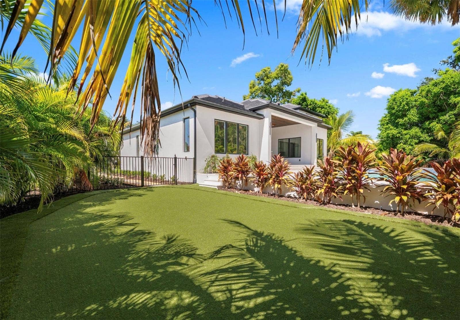 3360 BAYOU SOUND, Longboat Key, FL 34228 Your very own putting green!