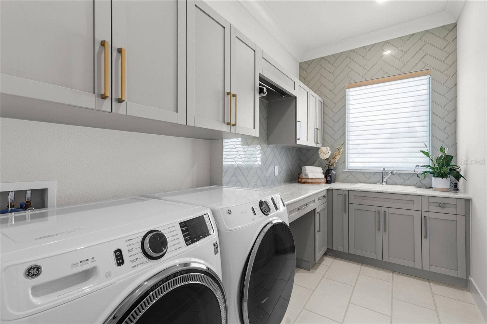 596 BLUE SHELL LOOP, Sarasota, FL 34240 596 BLUE SHELL LOOP, Sarasota, FL 34240