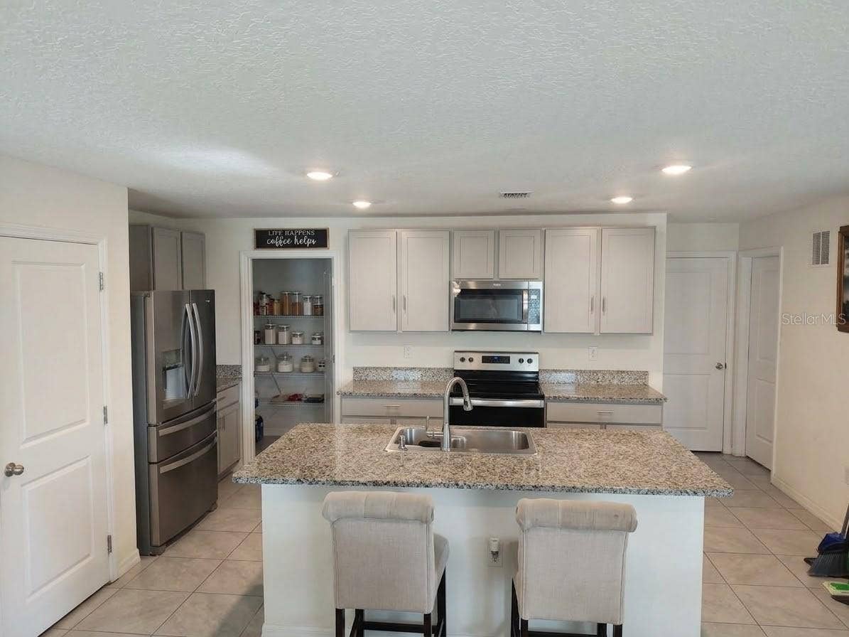 5058 GRANITE DUST PLACE, Palmetto, FL 34221 Open-concept kitchen