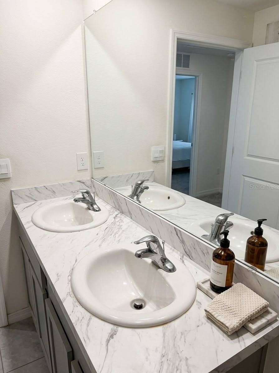 5058 GRANITE DUST PLACE, Palmetto, FL 34221 Primary bath vanity