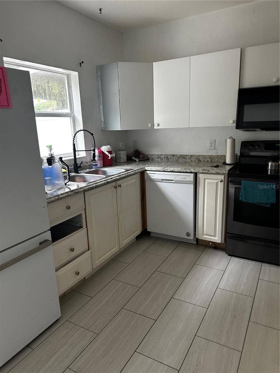 2325 28TH AVENUE E, Palmetto, FL 34221 Kitchen