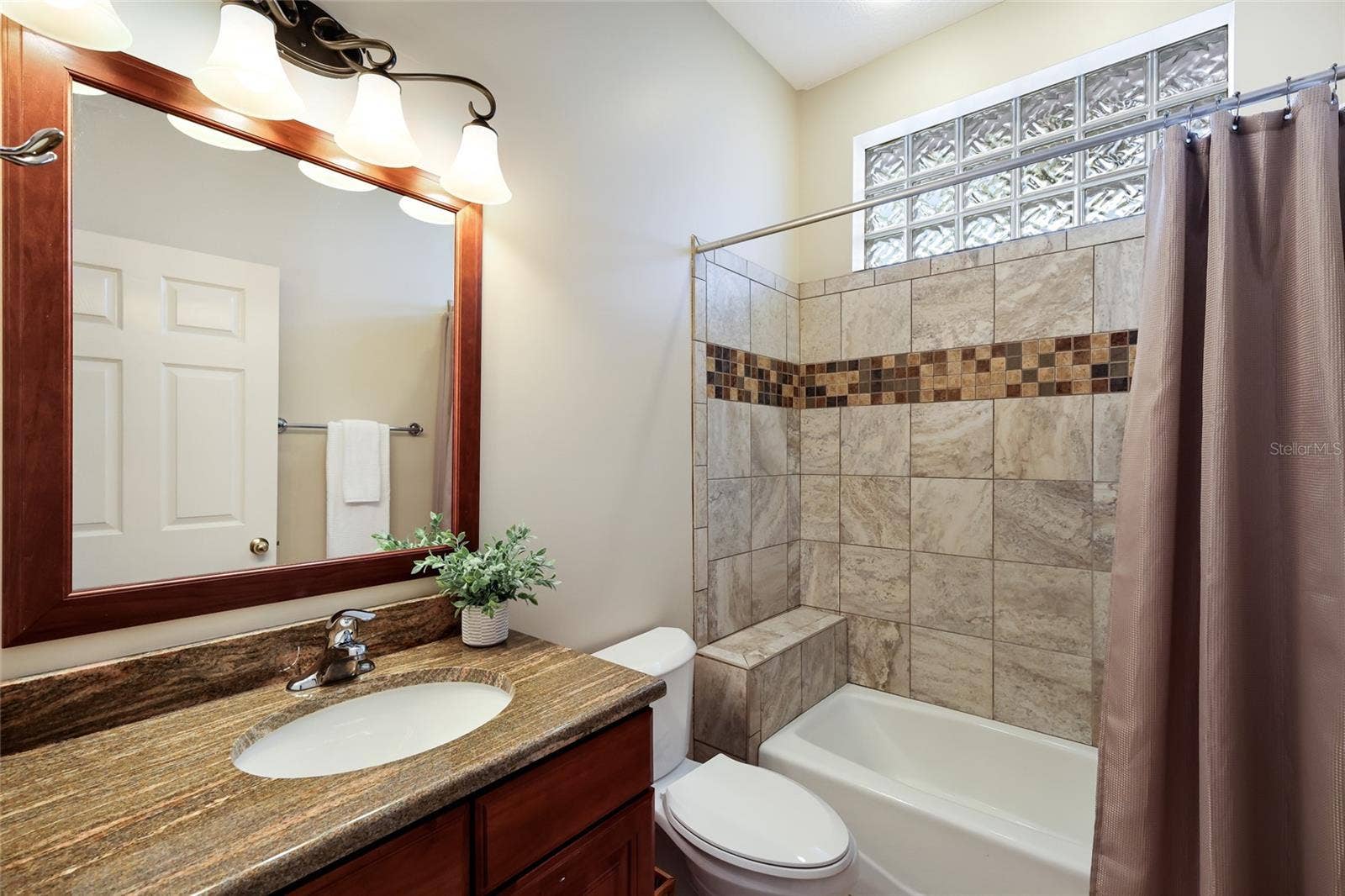 8728 52ND DRIVE E, Bradenton, FL 34211 Guest Bathroom