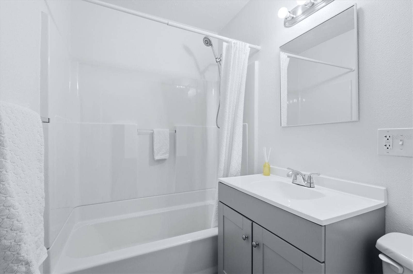 1240 HIGHLAND STREET, Sarasota, FL 34234 Second bathroom.