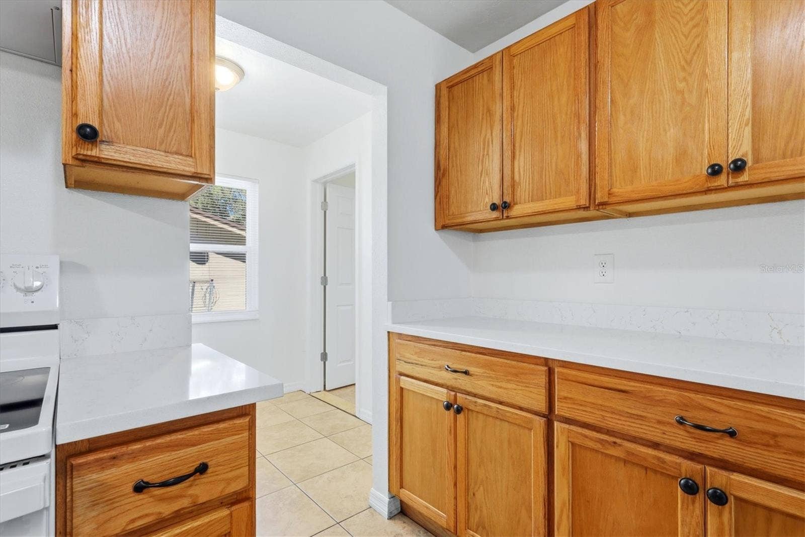 1240 HIGHLAND STREET, Sarasota, FL 34234 Kitchen access to the breakfast area.