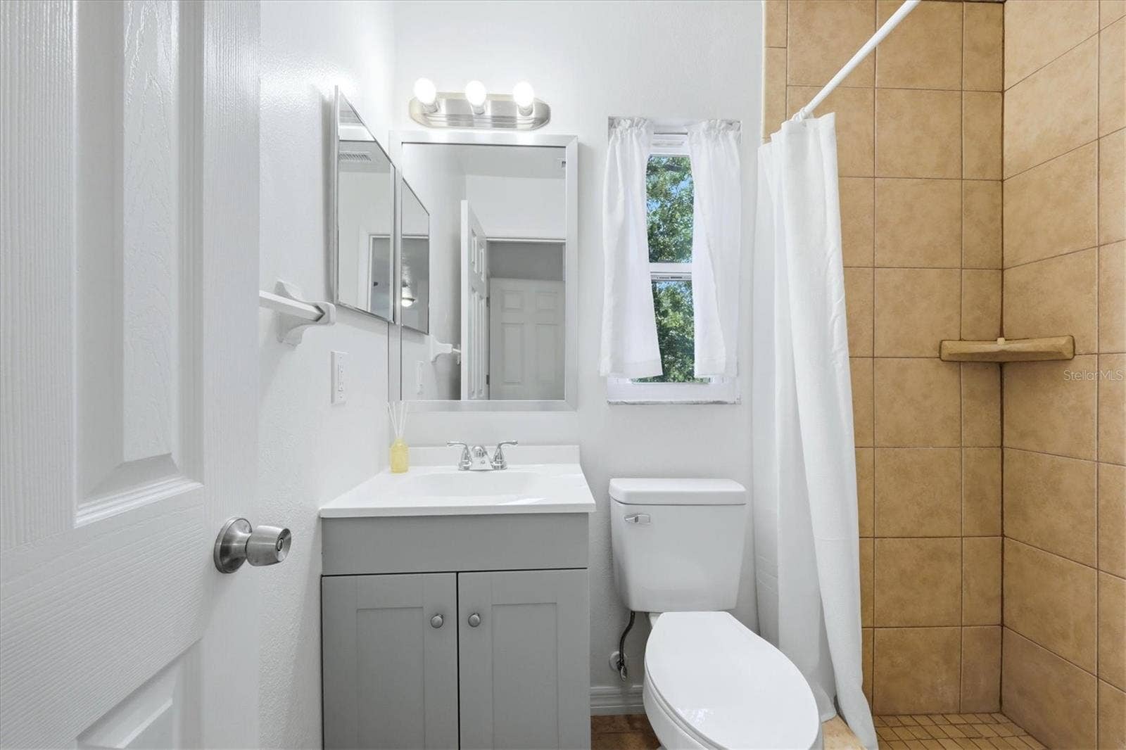 1240 HIGHLAND STREET, Sarasota, FL 34234 Primary bathroom has a step in shower.
