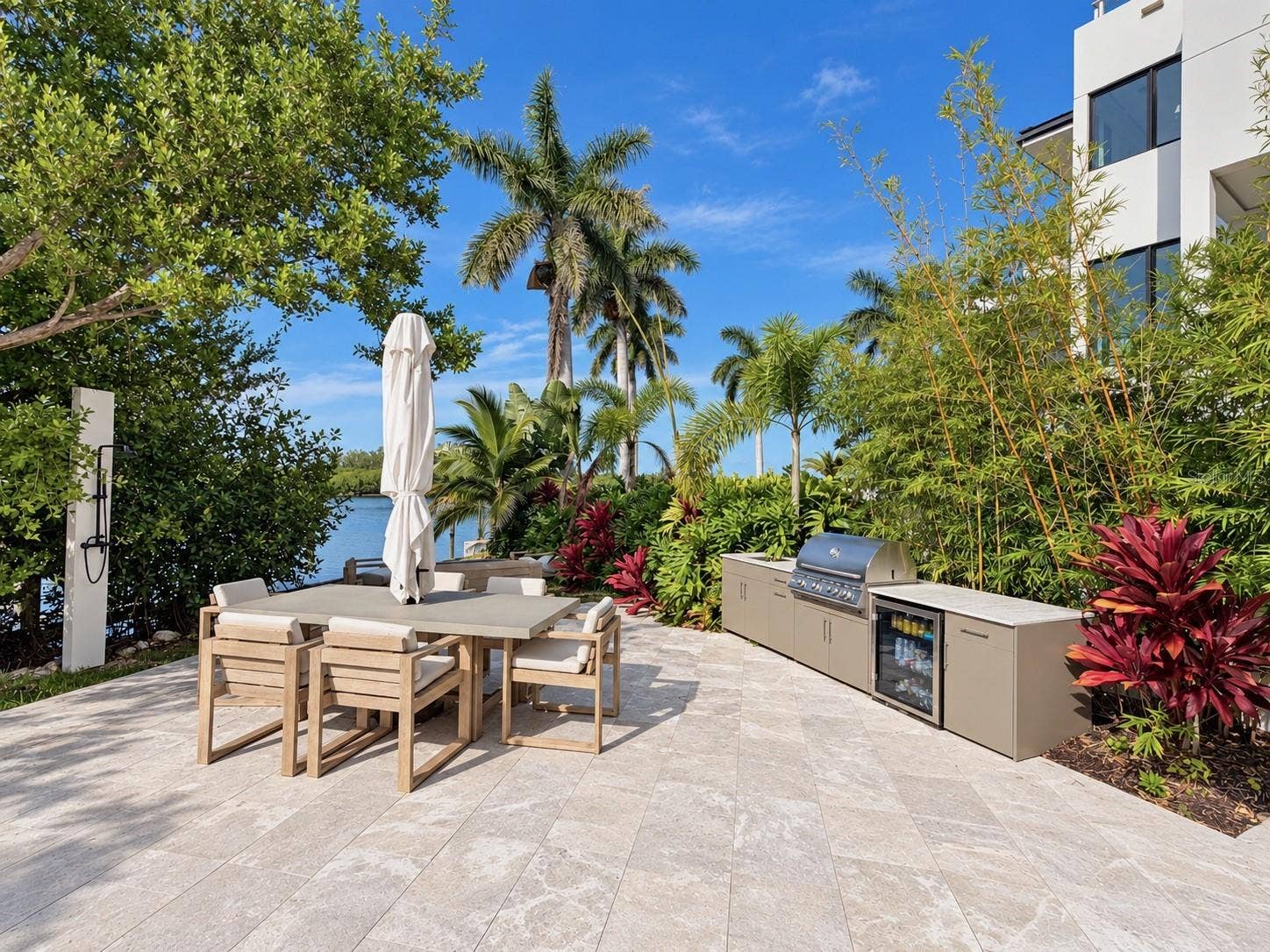 1406 TANGIER WAY, Sarasota, FL 34239 Outdoor grill, beverage center & shower