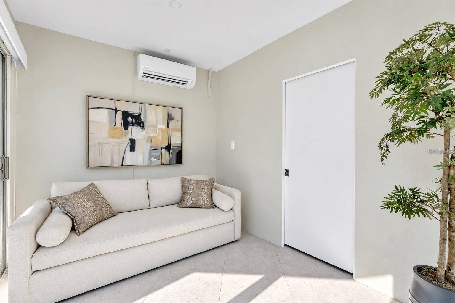 1406 TANGIER WAY, Sarasota, FL 34239 Pull-out couch bed